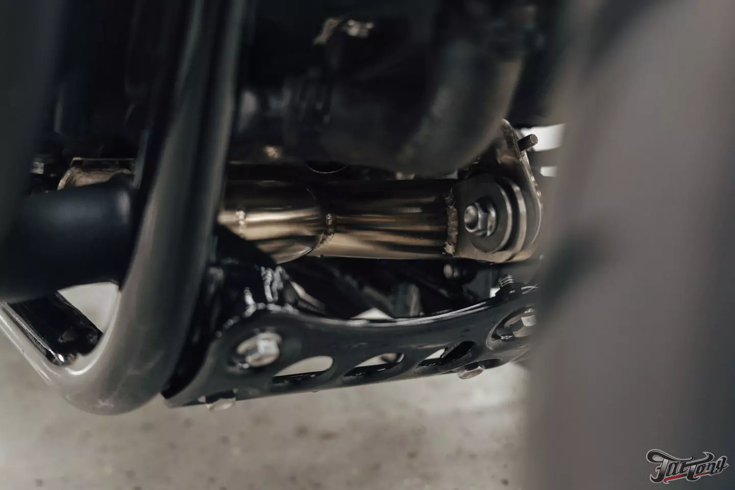 Поработали над выхлопной системой Triumph Bonneville Bobber 1200 и перешили на него сиденье